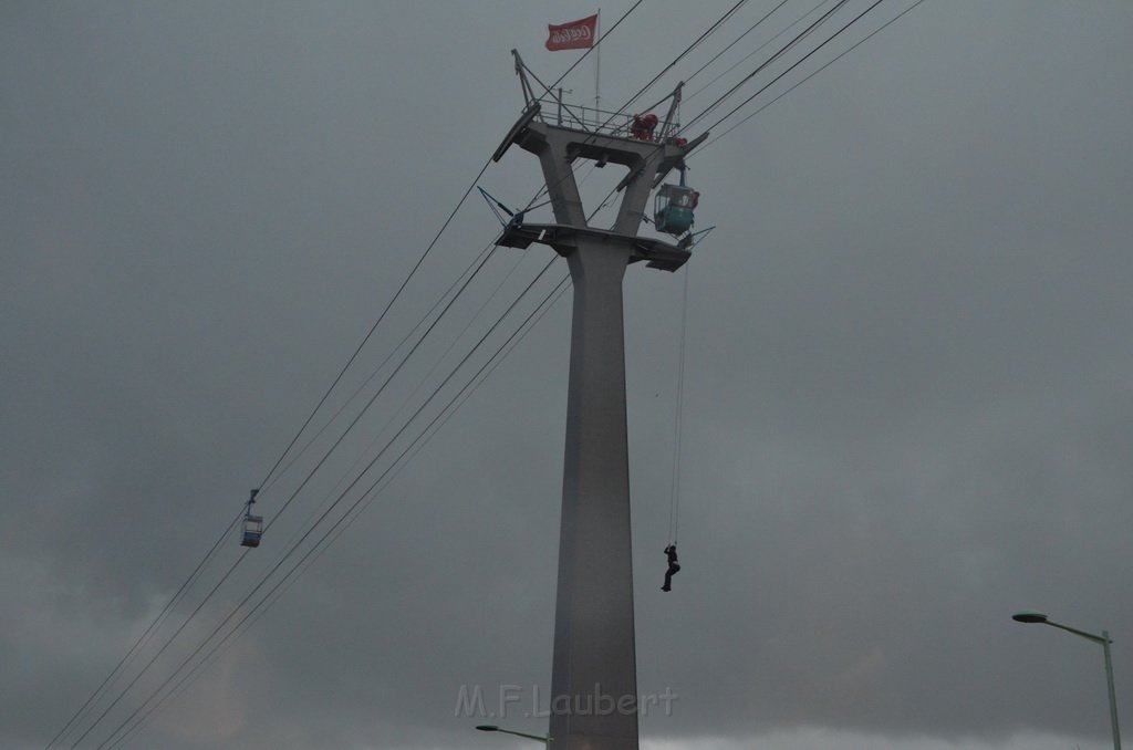 Einsatz BF Hoehenretter Koelner Seilbahn Hoehe Zoobruecke P2146.JPG